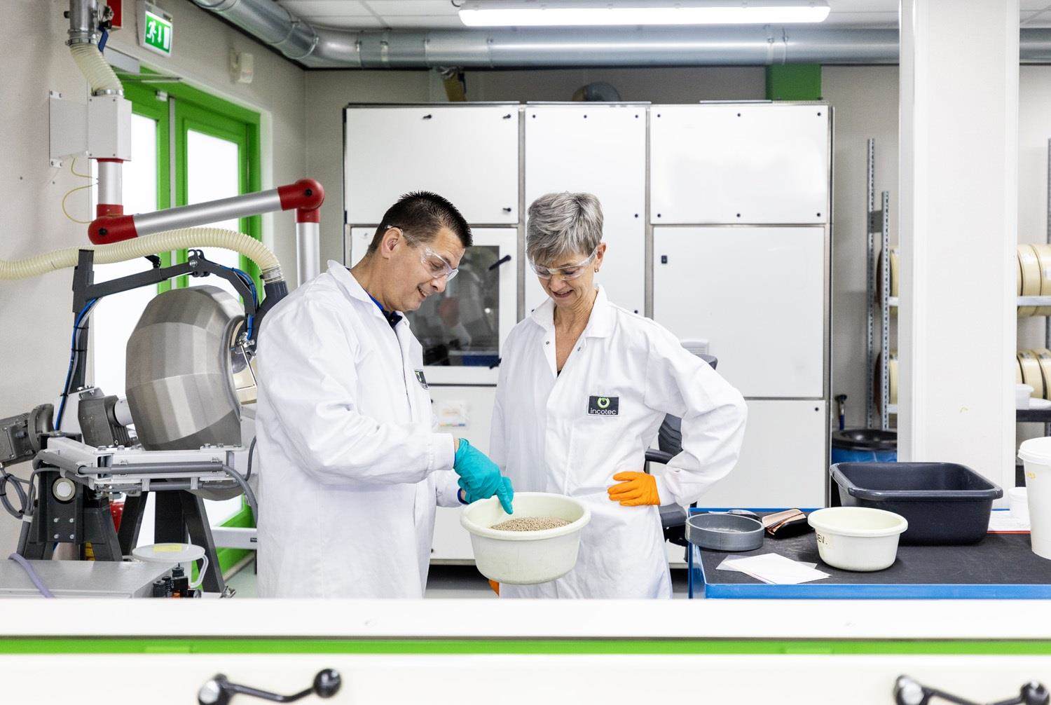 Laboratnten van Incotec in overleg