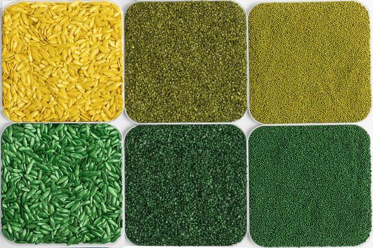 Seis quadros de sementes com o revestimento livre de microplásticos da Incotec, em diferentes tons de verde.
