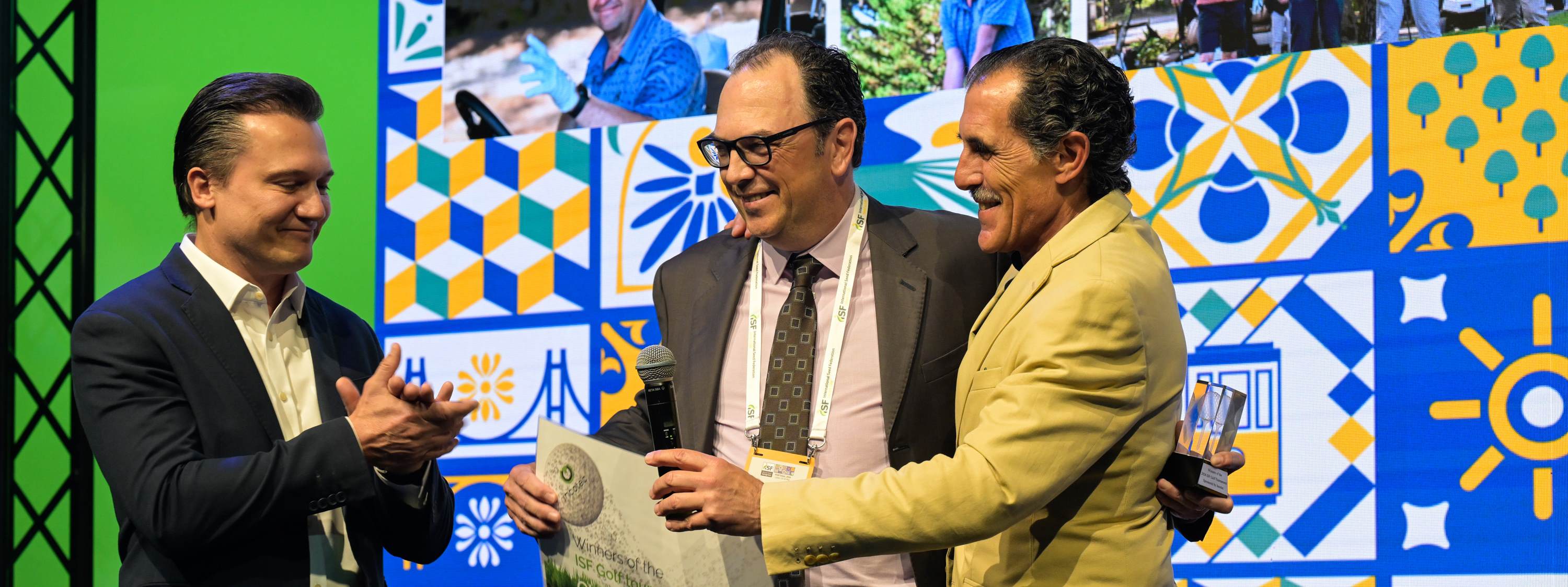 Bruno Hoeltgebaum, Eduardo Negre and Antonio Villarroel accept the cheque for 5000 euro’s, to be donated to Càritas Diocesana de Barcelona.