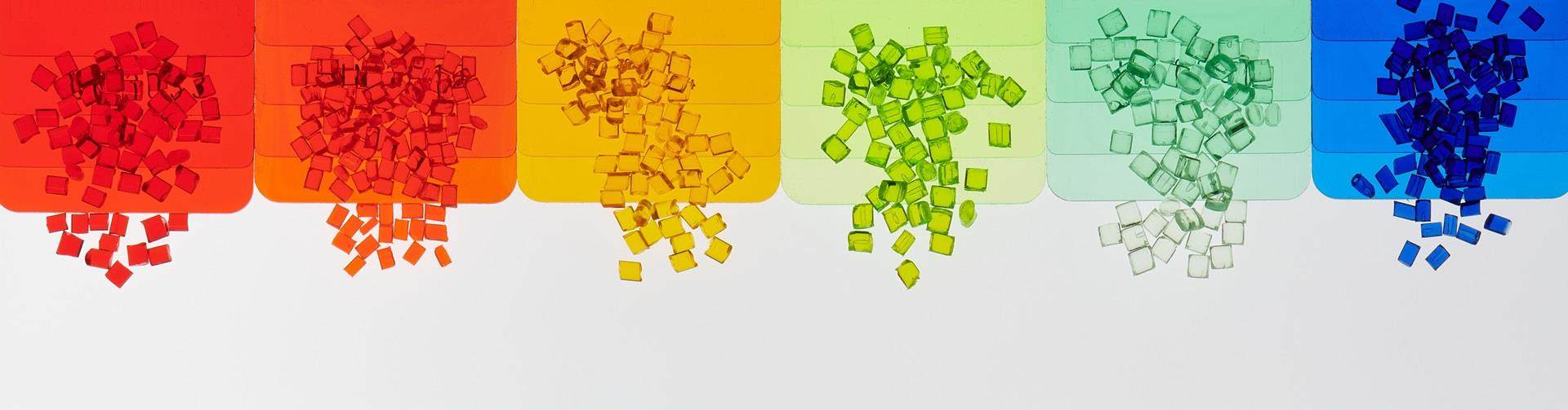 Coloured microplastic particles in coloured containers