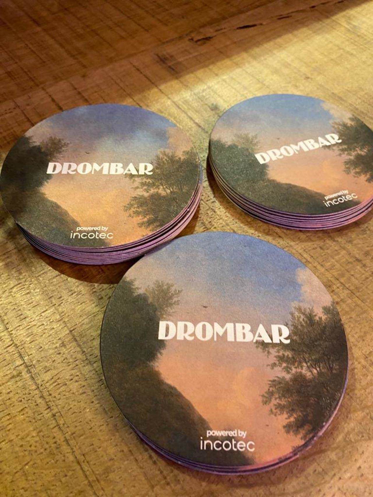 Onderzetters in de bar van cultureel centrum De Drom