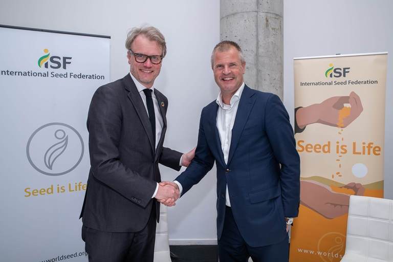 Michael Keller of ISF and Erik Jan Bartels of Incotec shake hands after renewing the partnership agreement