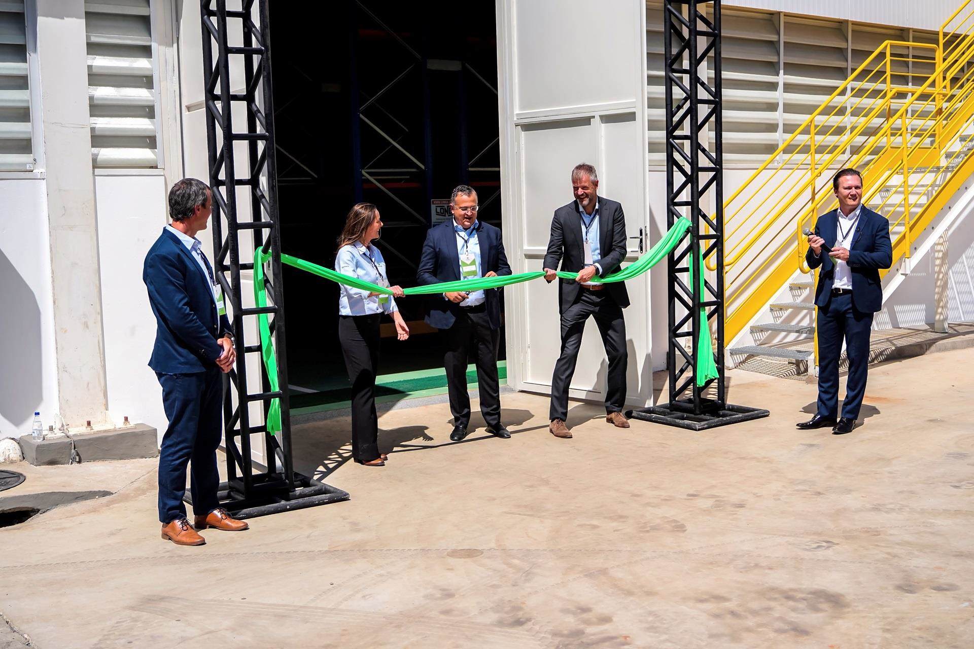 Les directeurs d’Incotec et de Croda inaugurent la nouvelle installation durable de production de pelliculant pour semences