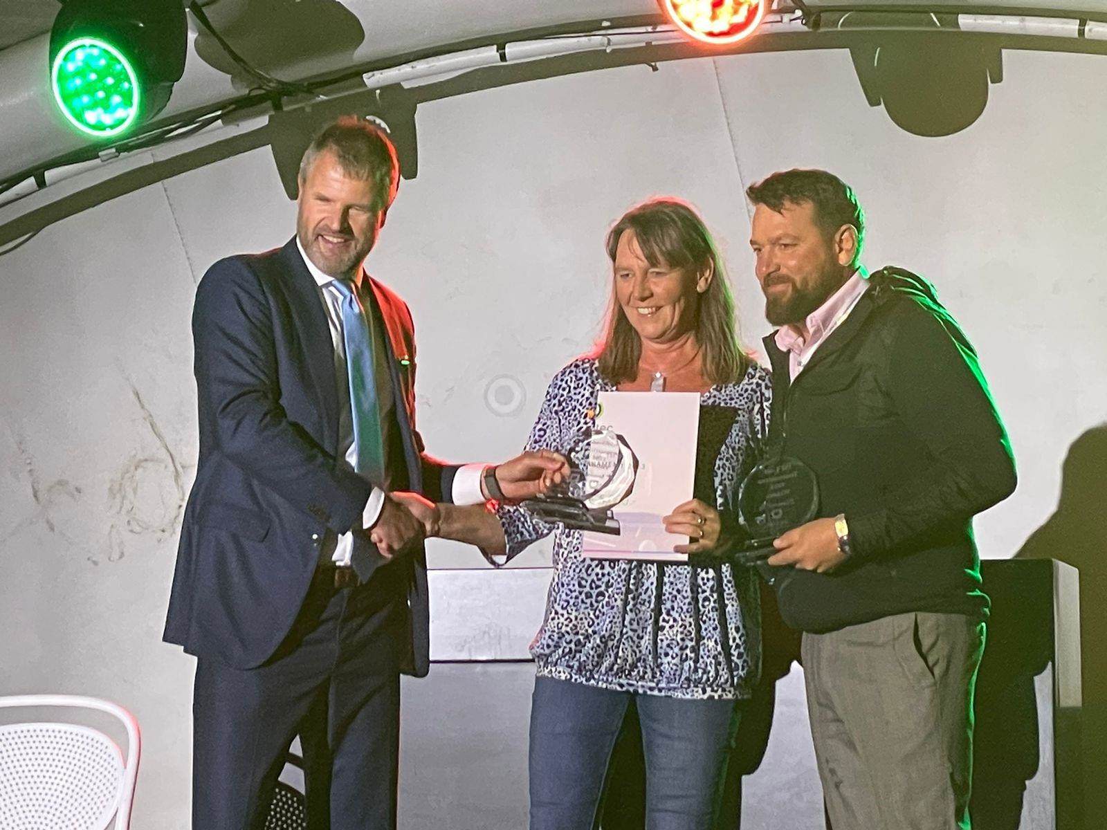 Le directeur général d'Incotec remet un prix aux gagnants du tournoi de golf de l'ISF
