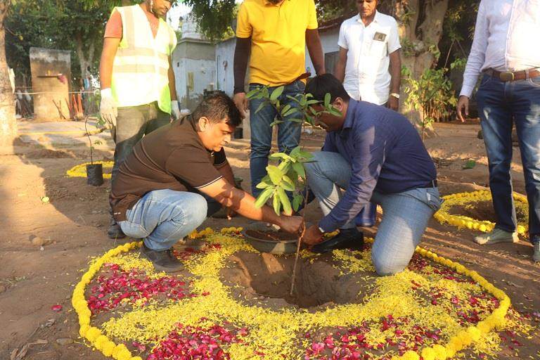 Personeel van Incotec India planten bomen om 20 jaar jubileum te vieren