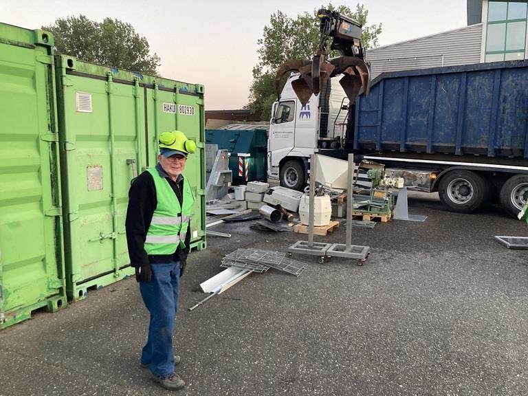 Joop Deen verzamelt en verwerkt oud ijzer voor een goed doel