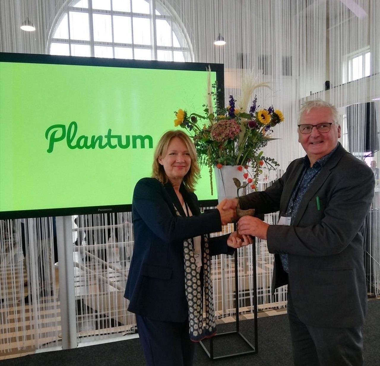 Marion Smorenburg accepts Plantum Sustainability Prize on behalf of Incotec