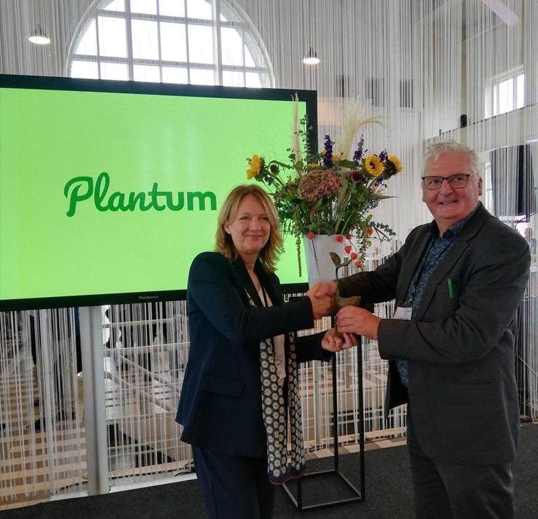 Marion Smorenburg accepts Plantum Sustainability Prize on behalf of Incotec
