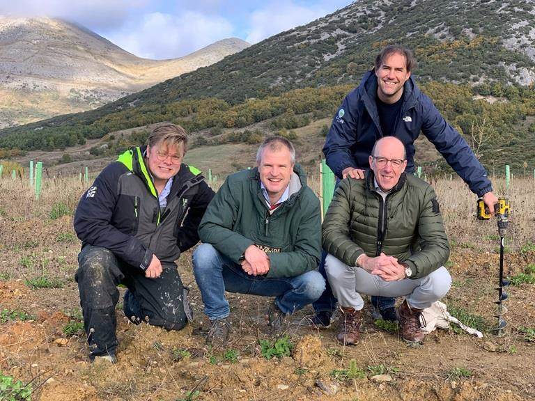 Zittend van links naar rechts Barry Hoff, Erik Jan Bartels en Ronald Siffels van Incotec Staand: Arnout Asjes van Land Life
