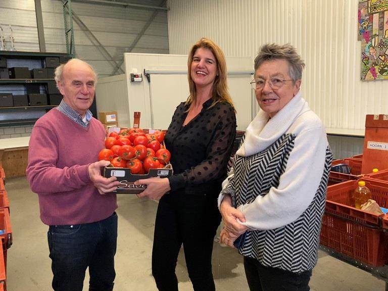 Incotec's Tessa Wehrmeijer presents donation to Food Bank Westfiesland