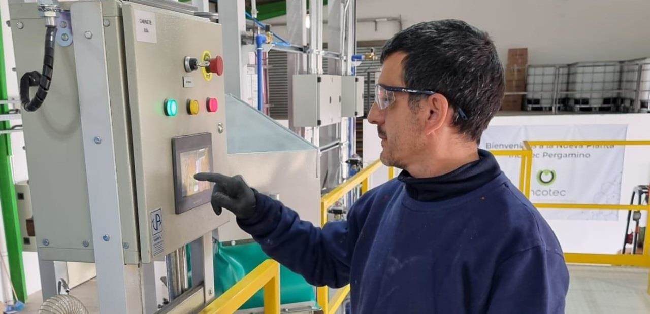 Process operator at Incotec Argentina starts film coat production at the ugraded seed enhancement facility