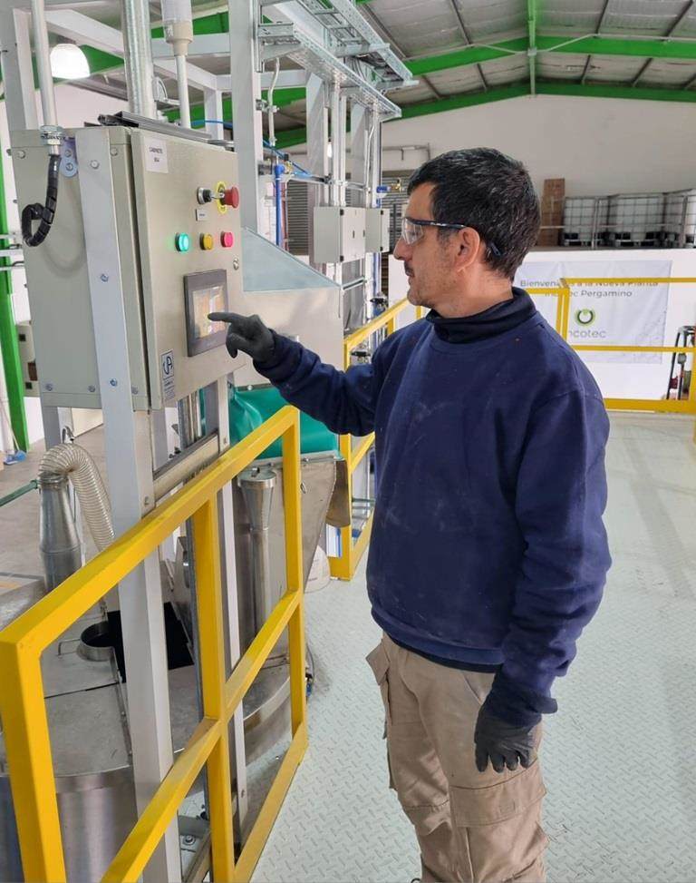 Procesoperator bij Incotec Argentinië start de productie van zaadfilmcoating in de vernieuwde en uitgebreide locatie voor zaadverbetering van Incotec.