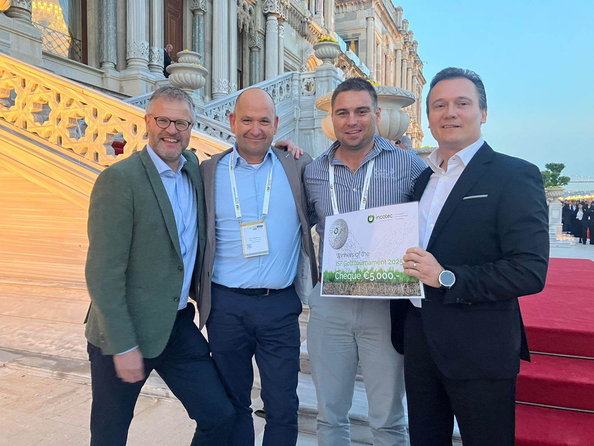 Bruno Hoeltgebaum, director comercial global de Incotec, entrega al equipo ganador del torneo de golf ISF un cheque por valor de 5000 euros que se donará a una organización benéfica.