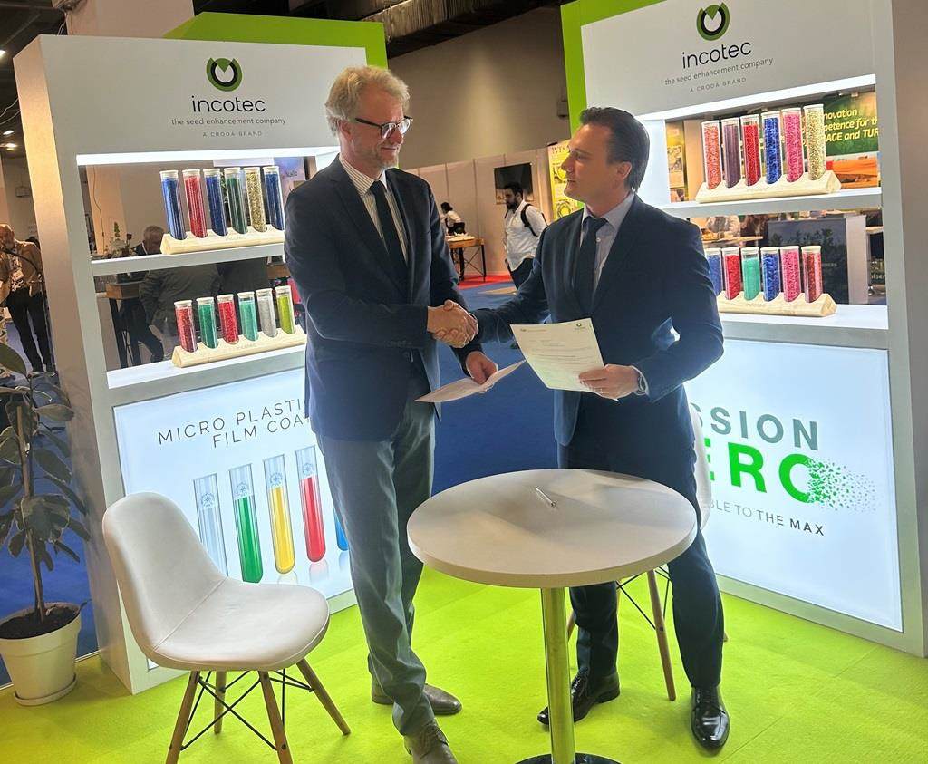 Michael Keller, secretario general de la ISF, y Bruno Hoeltgebaum, director comercial global de Incotec, firman el contrato por el que se renueva el apoyo de Incotec a la ISF.