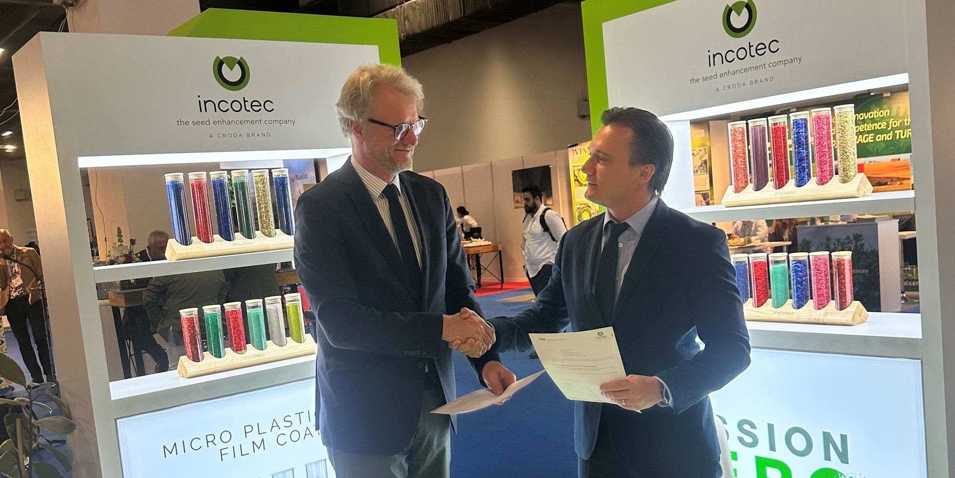 Michael Keller of ISF and Bruno Hoeltgebaum of Incotec sign contract re-affirming Incotec support for the International Seed Federation