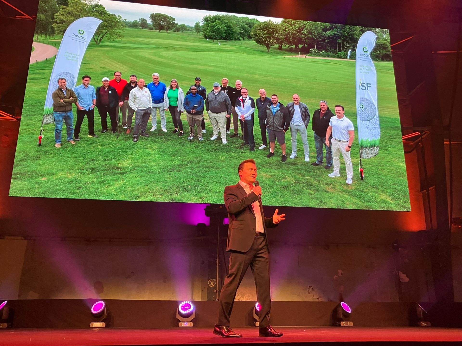 Bruno Hoeltgebaum, Global Business Director Incotec, annonce le gagnant du tournoi de golf ISF 2024 lors du Congrès mondial des semences à Rotterdam.