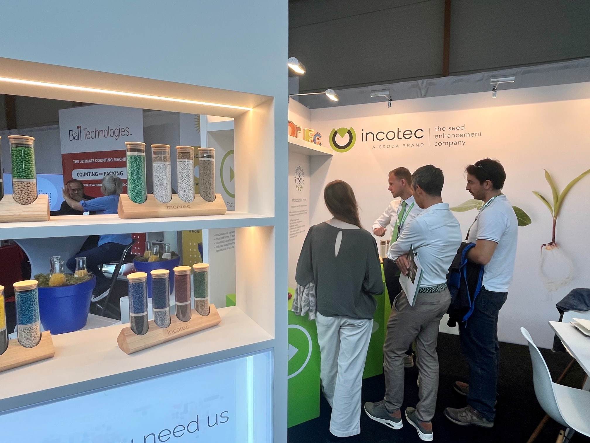 SmT delegates visit Incotec's booth