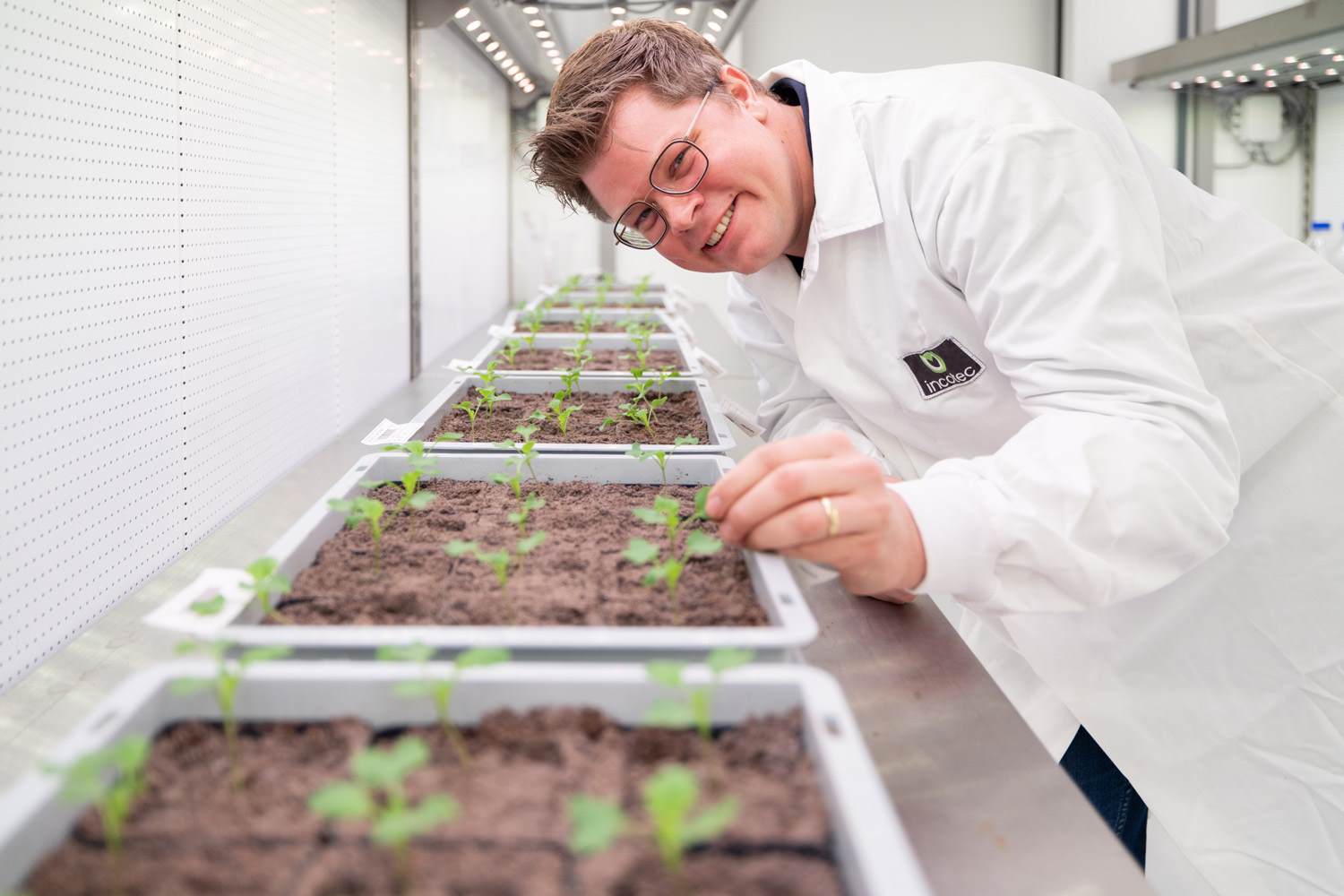 Barry Hoff, investigador científico principal en Mitigación del Estrés Abiótico en ncotec, que trabaja en el laboratorio climático