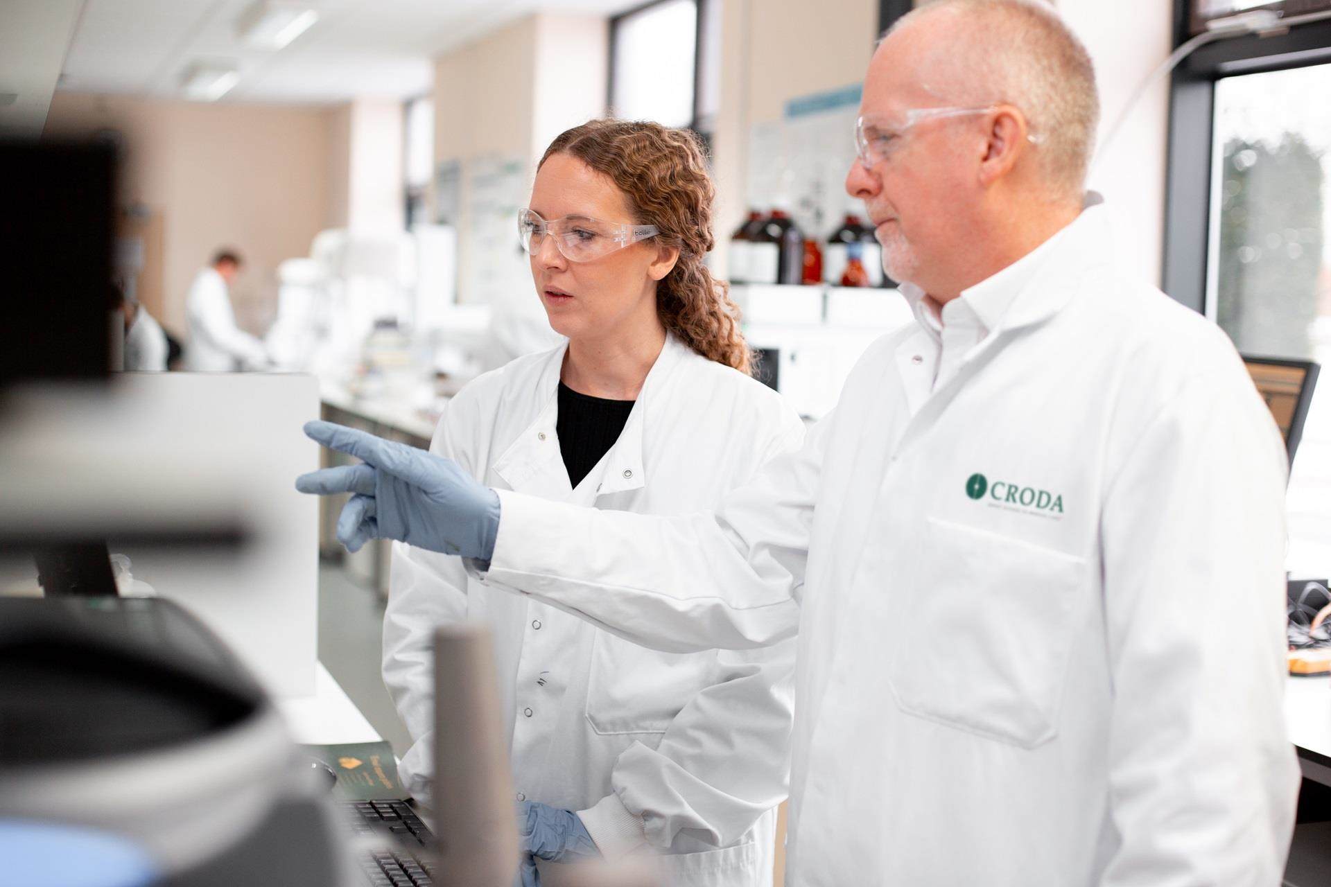 Les employés de Croda travaillant dans le laboratoire