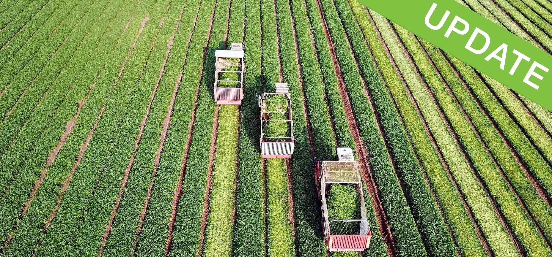 Landbouwmachines in het veld op de cover van Incotecs boekje over onze duurzaamheidsstrategie die aansluit bij de SDG's van de VN