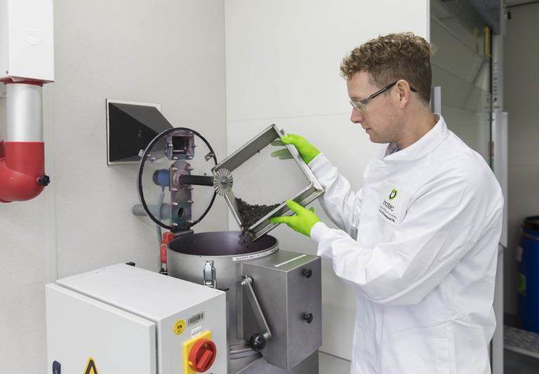 Técnico de laboratorio que trabaja con las tecnologías de Incotec